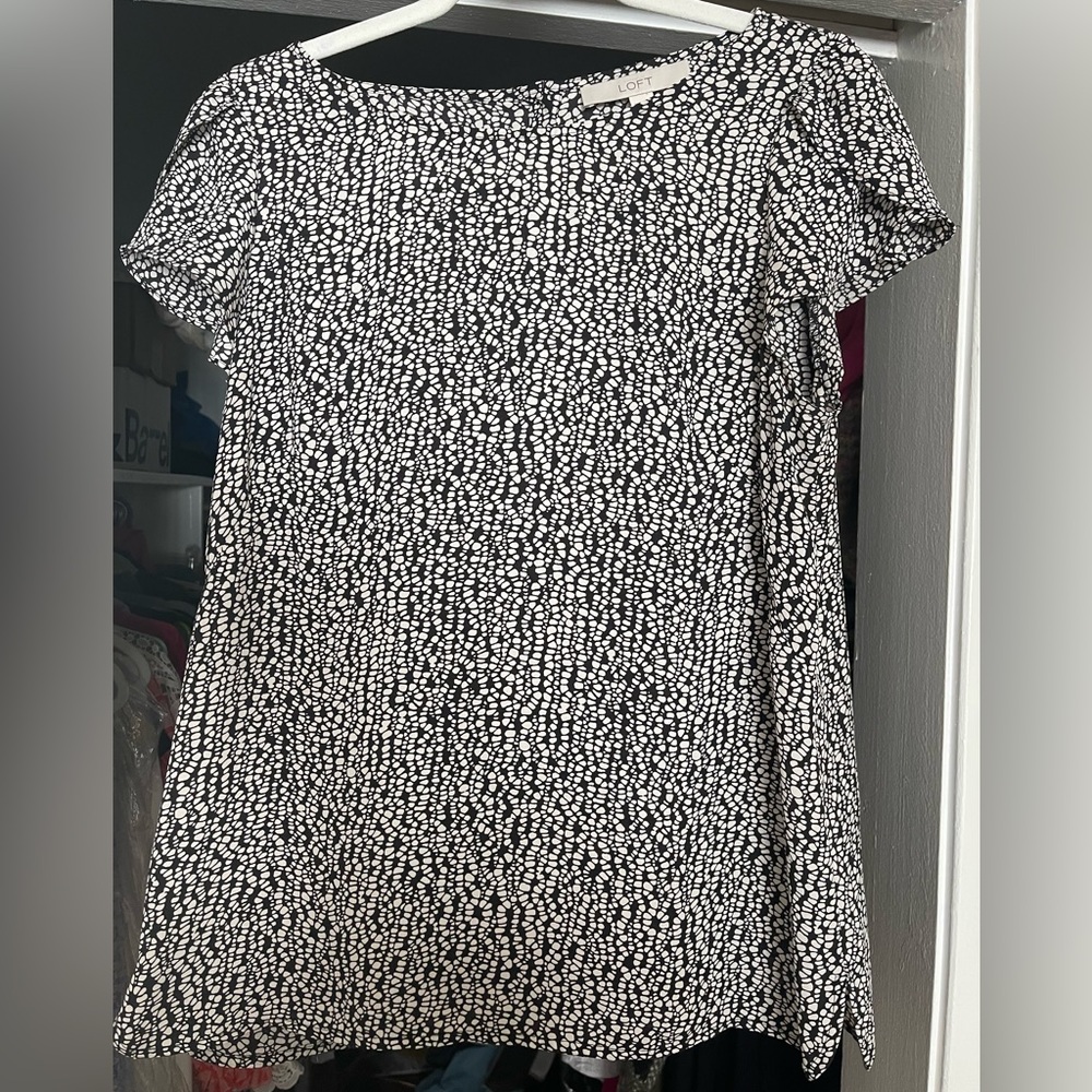 LOFT | flutter sleeve, button up back blouse | M